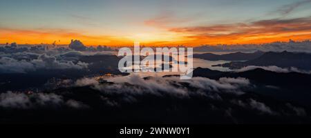 Sonnenaufgang aus der Vogelperspektive des Tai Mo Shan in Hongkong Stockfoto