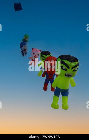 20. Januar Abudhabitische VAE. Wunderschöne und verschiedene Arten von Kites vom Kite Festival in Abudhabi Stockfoto