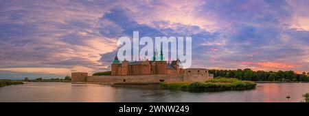 Ein breites 3:1 Panoramafoto von einem Sommerabendsonnenuntergang auf Kalmar Castle (Schwedisch: Kalmar slott), einer Burg in der Stadt Kalmar in der Provinz Smala Stockfoto