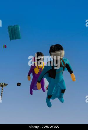 20. Januar Abudhabitische VAE. Wunderschöne und verschiedene Arten von Kites vom Kite Festival in Abudhabi Stockfoto