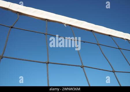 Volleyballsport, das Netz gegen die Nahaufnahme des blauen Himmels aufteilt. Outdoor-Sport Stockfoto