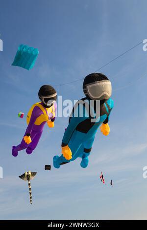 20. Januar Abudhabitische VAE. Wunderschöne und verschiedene Arten von Kites vom Kite Festival in Abudhabi Stockfoto