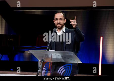 Der in Hannover lehrende Pianist Igor Levit 36, Foto waehrend seiner Rede, nachdem er am 03.03.2024 im Kuerfuerstlichen Schloss in Mainz mit der Buber-Rosenzweig-Medaille 2024 ausgezeichnet wurde Foto vom 03.03.2024. Levit verbinde seine Kunst mit Engagement für eine freie, demokratische Gesellschaft und gegen Antisemitismus, Rassismus und Menschenfeindlichkeit, erklaerte der Deutsche Koordinierungsrat für Christlich-Juedische Zusammenarbeit in Bad Nauheim. Siehe epd-Meldung vom 03.03.2024 NUR REDAKTIONELLE VERWENDUNG *** Hannover-Pianist Igor Levit 36, Foto während seiner Rede nach Auszeichnung Stockfoto