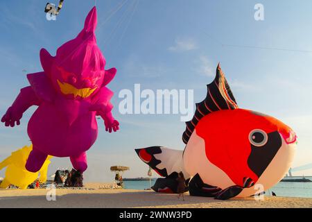 20. Januar Abudhabitische VAE. Wunderschöne und verschiedene Arten von Kites vom Kite Festival in Abudhabi Stockfoto