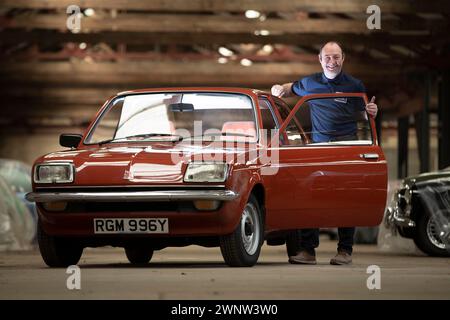 21/04/21 Jason Jones mit dem Vauxhall Chevette L. 1982 wurde Eine Sammlung von 130 britischen Autos in fast ebenso vielen Farbtönen auf der Great br vorgestellt Stockfoto