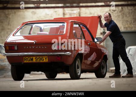 21/04/21 Jason Jones mit dem Vauxhall Chevette L. 1982 wurde Eine Sammlung von 130 britischen Autos in fast ebenso vielen Farbtönen auf der Great br vorgestellt Stockfoto