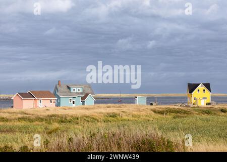 Die farbenfrohen Häuser und Fischerboote von Havre Aubert auf den Magdalen-Inseln am Golf von St. Lawrence in Kanada. Stockfoto