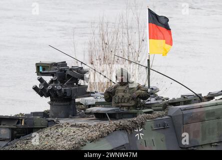 Korzeniewo, Polen. März 2024. Ein Bundeswehrsoldat nimmt an einer gemeinsamen Militäraktion mit Streitkräften aus mehreren NATO-Ländern am Weichselufer Teil. Rund 20.000 Soldaten aus neun NATO-Ländern nehmen an der Übung Dragon 24 auf Polens längstem Fluss Teil. Die Überquerung der Weichsel ist ein Test der Zusammenarbeit zwischen den Streitkräften an Land, auf See, in der Luft und im Cyberspace. Quelle: Sebastian Kahnert/dpa/Alamy Live News Stockfoto