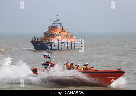 RNLI-RETTUNGSBOOTE WÄHREND EINER DEMONSTRATIONSÜBUNG Stockfoto