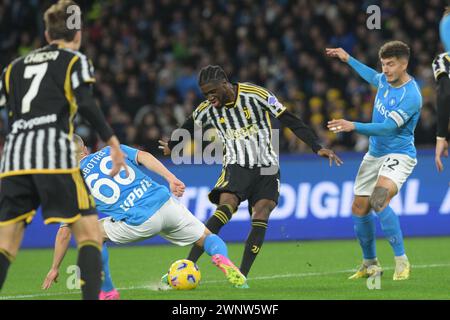 Neapel, Italien. März 2024. Stanislav Lobotka von SSC Napoli tritt am 3. März 2024 in Neapel in Diego Armando Maradona gegen Juventus FC mit Samuel Iling-Junior von Juventus FC um den Ball an (Foto: Agostino Gemito/Pacific Press) Credit: Pacific Press Media Production Corp./Alamy Live News Stockfoto