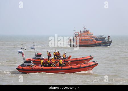 RNLI-RETTUNGSBOOTE WÄHREND EINER DEMONSTRATIONSÜBUNG Stockfoto