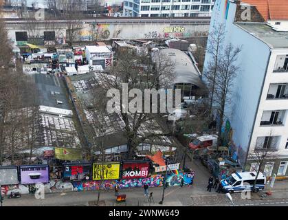 Berlin, Deutschland. März 2024. Blick auf das Gebiet am Markgrafendamm im Stadtteil Friedrichshain bei der Fahndung der ehemaligen RAF-Terroristen Staub und Garweg. Nach der Verhaftung des mutmaßlichen Ex-RAF-Terroristen Klette sucht die Polizei weiterhin nach den beiden Komplizen. (Luftaufnahme mit einer Drohne) Credit: Britta Pedersen/dpa/Alamy Live News Stockfoto