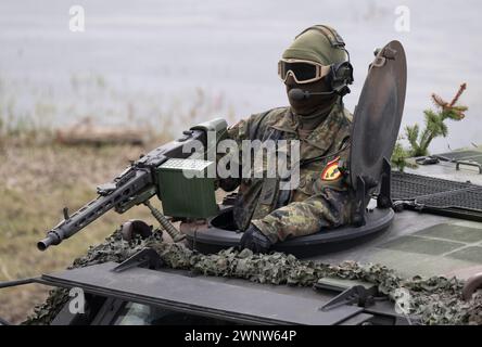 Korzeniewo, Polen. März 2024. Ein Bundeswehrsoldat nimmt an einer gemeinsamen Militäraktion mit Streitkräften aus mehreren NATO-Ländern am Weichselufer Teil. Rund 20.000 Soldaten aus neun NATO-Ländern nehmen an der Übung Dragon 24 auf Polens längstem Fluss Teil. Die Überquerung der Weichsel ist ein Test der Zusammenarbeit zwischen den Streitkräften an Land, auf See, in der Luft und im Cyberspace. Quelle: Sebastian Kahnert/dpa/Alamy Live News Stockfoto