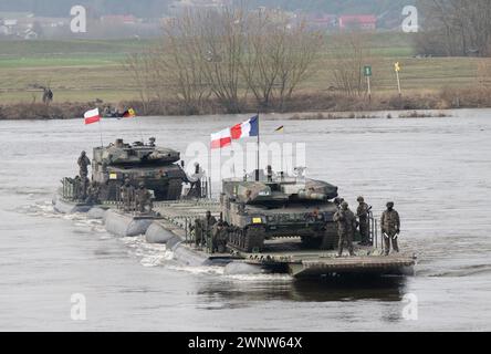 Korzeniewo, Polen. März 2024. Soldaten aus Frankreich und Polen nehmen an einer gemeinsamen militärischen Übung mit Streitkräften aus mehreren NATO-Ländern auf der Weichsel Teil. Rund 20.000 Soldaten aus neun NATO-Ländern nehmen an der Übung Dragon 24 auf Polens längstem Fluss Teil. Die Überquerung der Weichsel ist ein Test der Zusammenarbeit zwischen den Streitkräften an Land, auf See, in der Luft und im Cyberspace. Quelle: Sebastian Kahnert/dpa/Alamy Live News Stockfoto