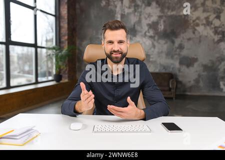 Geschäftsleute, die während eines Videogesprächs mit Kollegen oder Kunden sprechen, in die Kamera schauen und Gesten geben, auf der Entfernung kommunizieren, moderne Videokonferenzen nutzen Stockfoto