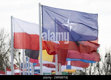 Korzeniewo, Polen. März 2024. Die NATO-Flagge fliegt während einer gemeinsamen Militärübung mit Streitkräften aus mehreren NATO-Ländern auf der Weichsel im Wind. Rund 20.000 Soldaten aus neun NATO-Ländern nehmen an der Übung Dragon 24 auf Polens längstem Fluss Teil. Die Überquerung der Weichsel ist ein Test der Zusammenarbeit zwischen den Streitkräften an Land, auf See, in der Luft und im Cyberspace. Quelle: Sebastian Kahnert/dpa/Alamy Live News Stockfoto