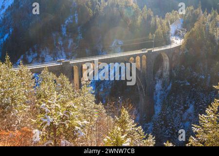 Blick auf Wiesen Viadukt, Rhätische Bahn, Graubünden in der Schweiz im Winter Stockfoto