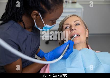 Frau sitzend in zahnärztlicher Stuhlzahnbehandlung Stockfoto