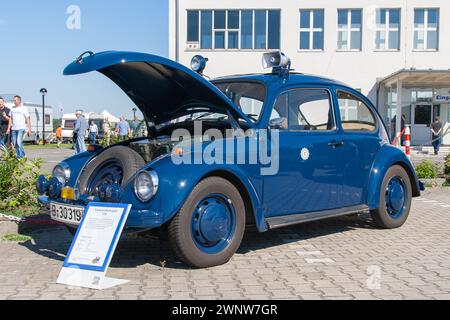 Ein ehemaliger Volkswagen Polizeiwagen in Berlin Stockfoto