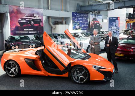 05/21 Mike Flewitt, CEO von McLaren, übergibt Richard Usher eines seiner Autos, das modernste Auto der Kollektion. Mit all den Autos endlich Stockfoto