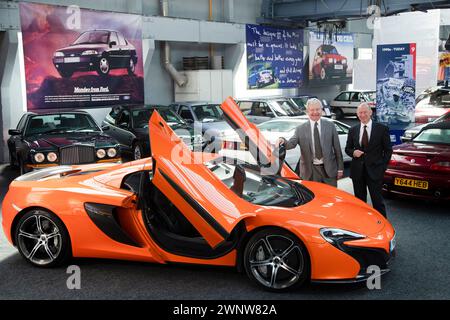 05/21 Mike Flewitt, CEO von McLaren, übergibt Richard Usher eines seiner Autos, das modernste Auto der Kollektion. Mit all den Autos endlich Stockfoto