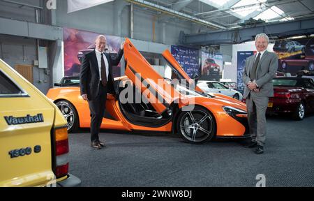 05/21 Mike Flewitt, CEO von McLaren, übergibt Richard Usher eines seiner Autos, das modernste Auto der Kollektion. Mit all den Autos endlich Stockfoto