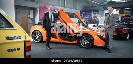 05/21 Mike Flewitt, CEO von McLaren, übergibt Richard Usher eines seiner Autos, das modernste Auto der Kollektion. Mit all den Autos endlich Stockfoto