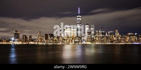 Downtown New York Manhattan Nachtblick über die Skyline des Hudson River vom Reiseziel Jersey City mit Panoramablick auf das World Trade Center Stockfoto