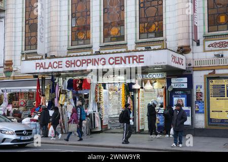 Das Palace Shopping Centre in Southall, einst Himalaya Palace Cinema und heute ein denkmalgeschütztes Gebäude in Southall, West London Stockfoto