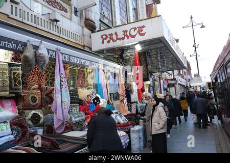 Das Palace Shopping Centre in Southall, einst Himalaya Palace Cinema und heute ein denkmalgeschütztes Gebäude in Southall, West London Stockfoto