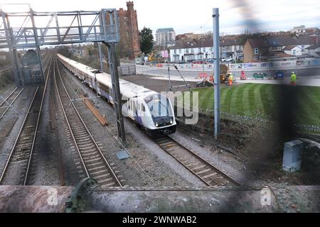 Der Zug der Elizabeth Line nähert sich dem Bahnhof Southall im Westen Londons Stockfoto