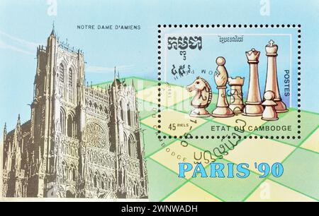 Block mit abgebrochener Briefmarke, gedruckt von Kambodscha, auf der Schachstücke, Schachweltmeisterschaft 'Paris '90', um 1990 gezeigt werden. Stockfoto
