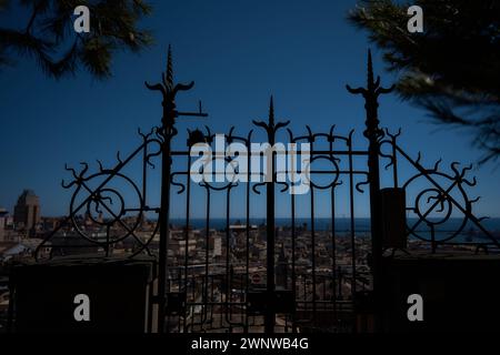 Wunderschönes schmiedeeisernes Tor im Vordergrund mit Blick von oben auf genua Stockfoto