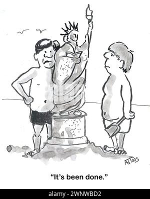 BW Cartoon von zwei Jungs im Urlaub, die eine Freiheitsstatue aus Strandsand gebaut haben. Stockfoto