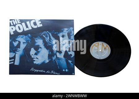 Police Reggatta de Blanc (White Reggae) Vinyl-Album-Cover isoliert auf weißem Hintergrund - 1979 Stockfoto