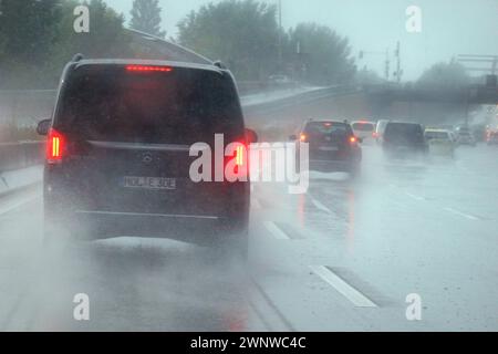 27.08.2022, Berlin, DE - Autos bei Starkregen auf der A113. A113, Alltag, Aquaplaning, Aussen, Aussenaufnahme, Autobahn, Automobil, Autos, Autoverkehr, BAB 113, Berlin, Bremslichter, Bremsweg, deutsch, Deutschland, Europa, europaeisch, Fahrzeuge, Gesellschaft, Jahreszeit, Kraftfahrzeuge, Meteorologie, Mindestabstand, Naesse, nass, Personenkraftwagen, PKW, Platzregen, QF, Querformat, Regen, regennass, Regentropfen, Regenwetter, regnerisch, Rutschig, Sicherheitsabstand, Sommer, Stadt, Stadtautobahn, Starkregen, Strasse, Strassenszene, Strassenverkehr, Unfallgefahr, Verkehr, Verkehrssicherheit, Stockfoto