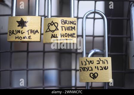 JW3 Lovelock Geiselbrücke, die das Zentrum mit der Finchley Road verbindet, ausgestattet mit über 100 Vorhängeschlössern, die von Familienmitgliedern der israelischen Geiseln und hochkarätigen Persönlichkeiten unterzeichnet wurden, um die anhaltende Not der Geiseln hervorzuheben und ihre Freilassung und ihren Frieden zu fordern, Nord-London, Großbritannien Stockfoto