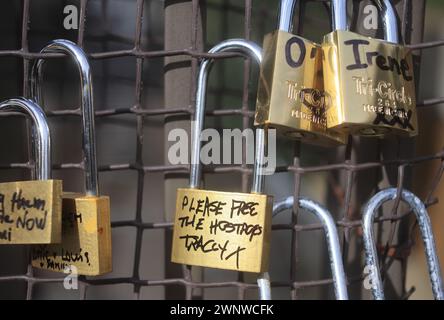 JW3 Lovelock Geiselbrücke, die das Zentrum mit der Finchley Road verbindet, ausgestattet mit über 100 Vorhängeschlössern, die von Familienmitgliedern der israelischen Geiseln und hochkarätigen Persönlichkeiten unterzeichnet wurden, um die anhaltende Not der Geiseln hervorzuheben und ihre Freilassung und ihren Frieden zu fordern, Nord-London, Großbritannien Stockfoto