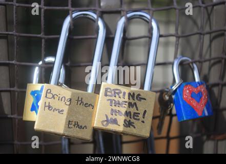 JW3 Lovelock Geiselbrücke, die das Zentrum mit der Finchley Road verbindet, ausgestattet mit über 100 Vorhängeschlössern, die von Familienmitgliedern der israelischen Geiseln und hochkarätigen Persönlichkeiten unterzeichnet wurden, um die anhaltende Not der Geiseln hervorzuheben und ihre Freilassung und ihren Frieden zu fordern, Nord-London, Großbritannien Stockfoto