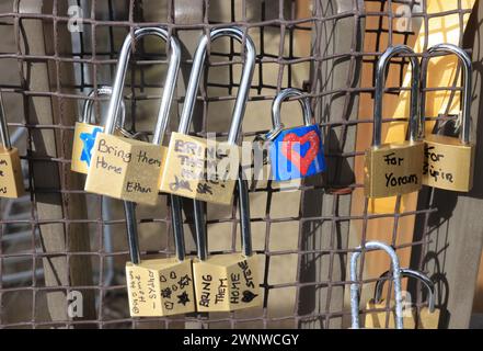 JW3 Lovelock Geiselbrücke, die das Zentrum mit der Finchley Road verbindet, ausgestattet mit über 100 Vorhängeschlössern, die von Familienmitgliedern der israelischen Geiseln und hochkarätigen Persönlichkeiten unterzeichnet wurden, um die anhaltende Not der Geiseln hervorzuheben und ihre Freilassung und ihren Frieden zu fordern, Nord-London, Großbritannien Stockfoto