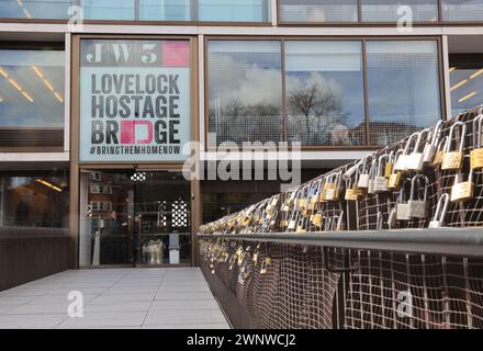 JW3 Lovelock Geiselbrücke, die das Zentrum mit der Finchley Road verbindet, ausgestattet mit über 100 Vorhängeschlössern, die von Familienmitgliedern der israelischen Geiseln und hochkarätigen Persönlichkeiten unterzeichnet wurden, um die anhaltende Not der Geiseln hervorzuheben und ihre Freilassung und ihren Frieden zu fordern, Nord-London, Großbritannien Stockfoto