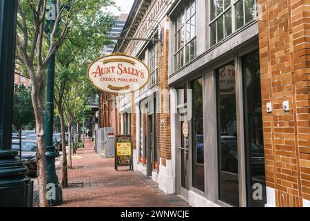 NEW ORLEANS, LA, USA - 21. AUGUST 2023: Tante Sally's Praline Shop in St. Charles Avenue im Warehouse District Stockfoto