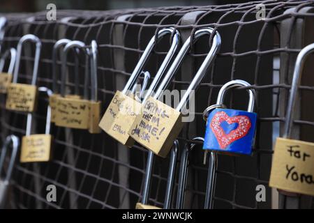 JW3 Lovelock Geiselbrücke, die das Zentrum mit der Finchley Road verbindet, ausgestattet mit über 100 Vorhängeschlössern, die von Familienmitgliedern der israelischen Geiseln und hochkarätigen Persönlichkeiten unterzeichnet wurden, um die anhaltende Not der Geiseln hervorzuheben und ihre Freilassung und ihren Frieden zu fordern, Nord-London, Großbritannien Stockfoto