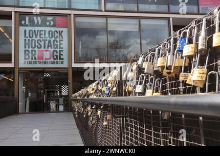 JW3 Lovelock Geiselbrücke, die das Zentrum mit der Finchley Road verbindet, ausgestattet mit über 100 Vorhängeschlössern, die von Familienmitgliedern der israelischen Geiseln und hochkarätigen Persönlichkeiten unterzeichnet wurden, um die anhaltende Not der Geiseln hervorzuheben und ihre Freilassung und ihren Frieden zu fordern, Nord-London, Großbritannien Stockfoto