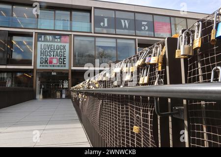 JW3 Lovelock Geiselbrücke, die das Zentrum mit der Finchley Road verbindet, ausgestattet mit über 100 Vorhängeschlössern, die von Familienmitgliedern der israelischen Geiseln und hochkarätigen Persönlichkeiten unterzeichnet wurden, um die anhaltende Not der Geiseln hervorzuheben und ihre Freilassung und ihren Frieden zu fordern, Nord-London, Großbritannien Stockfoto