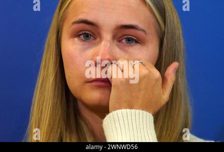 Calley Smith (18) Tochter von Khasha Smith, der am 5. Januar in Edinburgh als vermisst gemeldet wurde und eine Erklärung auf der Fettes Police Station in Edinburgh las. Bedenken wurden von Khashas Familie geäußert, die seit dem 4. November nichts von ihr gehört hat. Bilddatum: Montag, 4. März 2024. Stockfoto