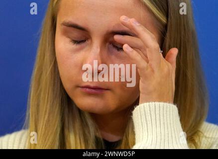 Calley Smith (18) Tochter von Khasha Smith, der am 5. Januar in Edinburgh als vermisst gemeldet wurde und eine Erklärung auf der Fettes Police Station in Edinburgh las. Bedenken wurden von Khashas Familie geäußert, die seit dem 4. November nichts von ihr gehört hat. Bilddatum: Montag, 4. März 2024. Stockfoto