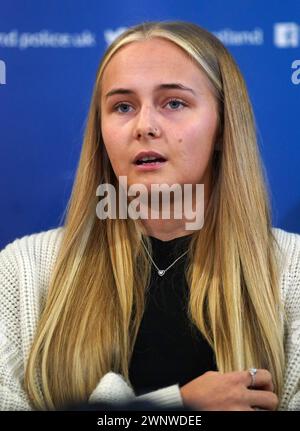 Calley Smith (18) Tochter von Khasha Smith, der am 5. Januar in Edinburgh als vermisst gemeldet wurde und eine Erklärung auf der Fettes Police Station in Edinburgh las. Bedenken wurden von Khashas Familie geäußert, die seit dem 4. November nichts von ihr gehört hat. Bilddatum: Montag, 4. März 2024. Stockfoto