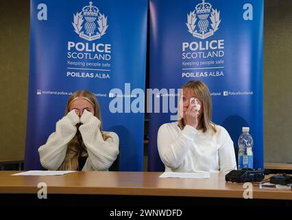 Verwandte von Khasha Smith l-r Calley Smith (18), Tochter von Khasha mit Nicola Neil (55), Mutter von Khasha, die am 5. Januar in der Gegend von Calder in Edinburgh als vermisst gemeldet wurde. Bedenken wurden von Khashas Familie geäußert, die seit dem 4. November nichts von ihr gehört hat. Bilddatum: Montag, 4. März 2024. Stockfoto