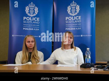 Verwandte von Khasha Smith l-r Calley Smith (18), Tochter von Khasha mit Nicola Neil (55), Mutter von Khasha, die am 5. Januar in der Gegend von Calder in Edinburgh als vermisst gemeldet wurde. Bedenken wurden von Khashas Familie geäußert, die seit dem 4. November nichts von ihr gehört hat. Bilddatum: Montag, 4. März 2024. Stockfoto